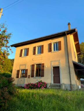 Laprau, House between lake & mountain, Lugrin